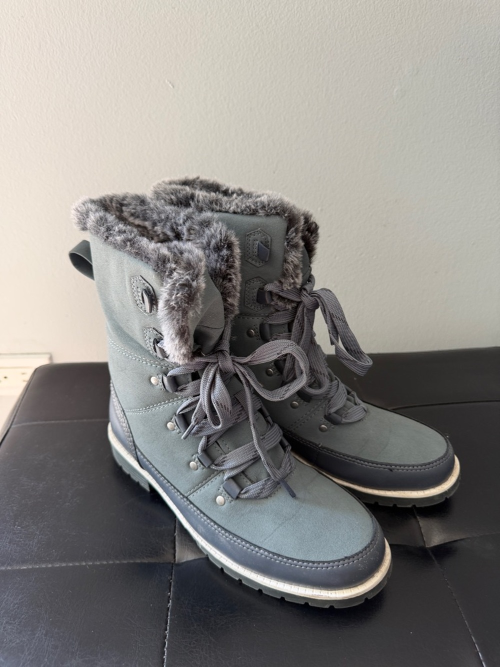 Women's Gray Faux-Fur Trim Winter Boots size 8 winter boots